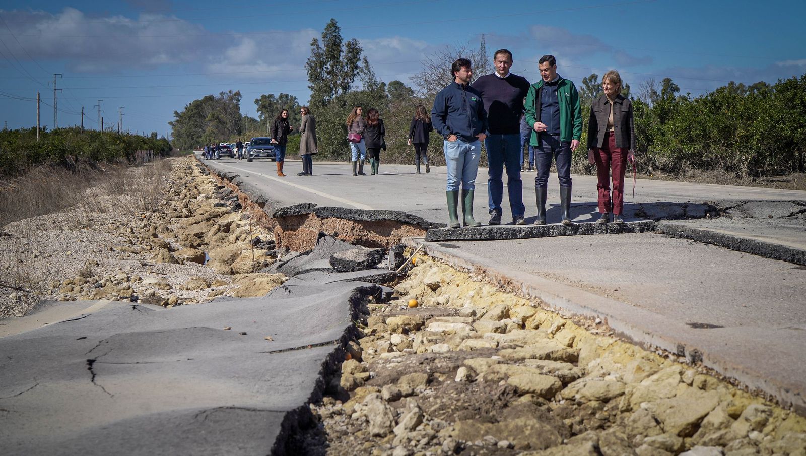 Imágenes de la visita de Juanma Moreno y el comisario europeo de Agricultura a los campos afectados por el temporal en Jerez