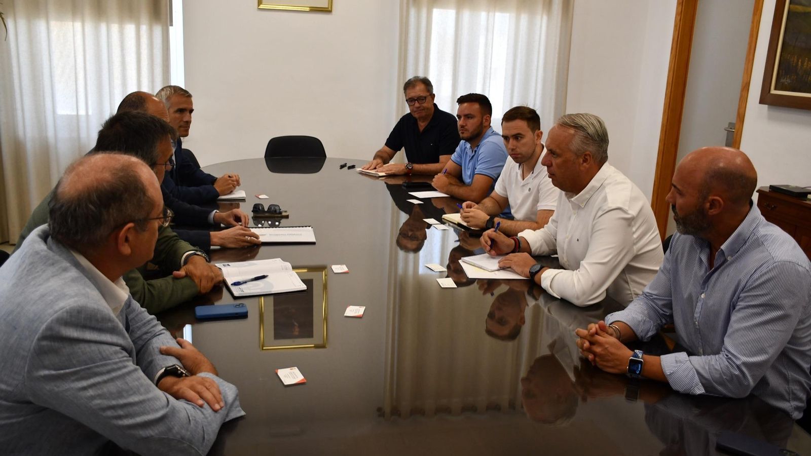 La reunión que mantuvieron los responsables municipales con representantes de Dragados Offshore.