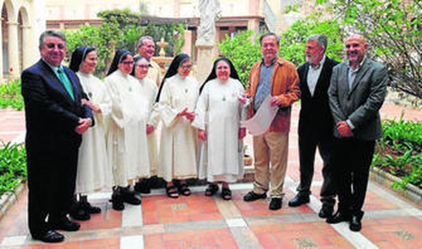 Las religiosas de Las Puras junto al cronista Antonio Sevillano, el gerente de Diario de Almería, Emilio Osorio y el director de la publicación, Antonio Lao.