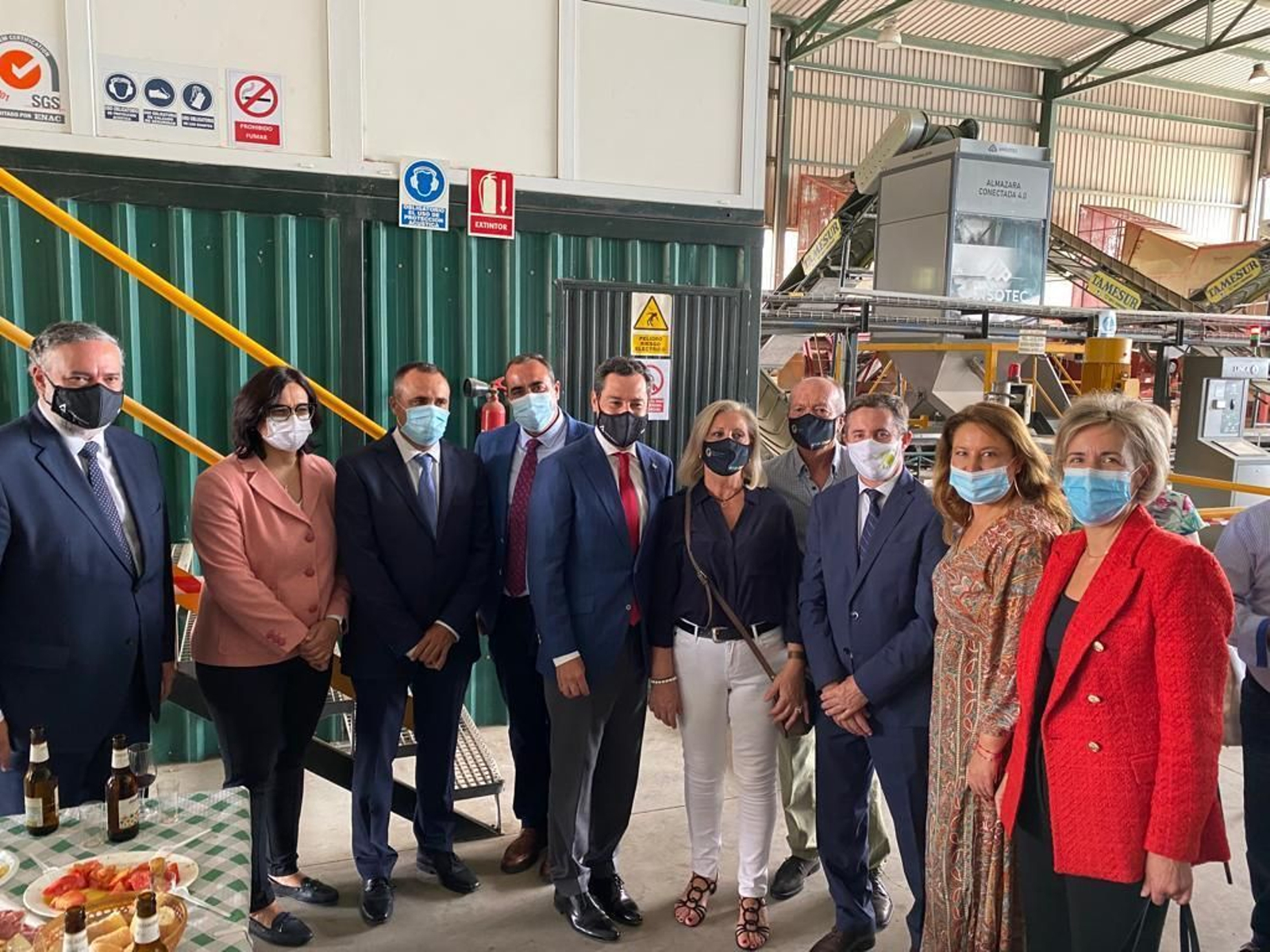 Juanma Moreno inaugura las nuevas instalaciones de la cooperativa olivarera San Sebastián en Granada