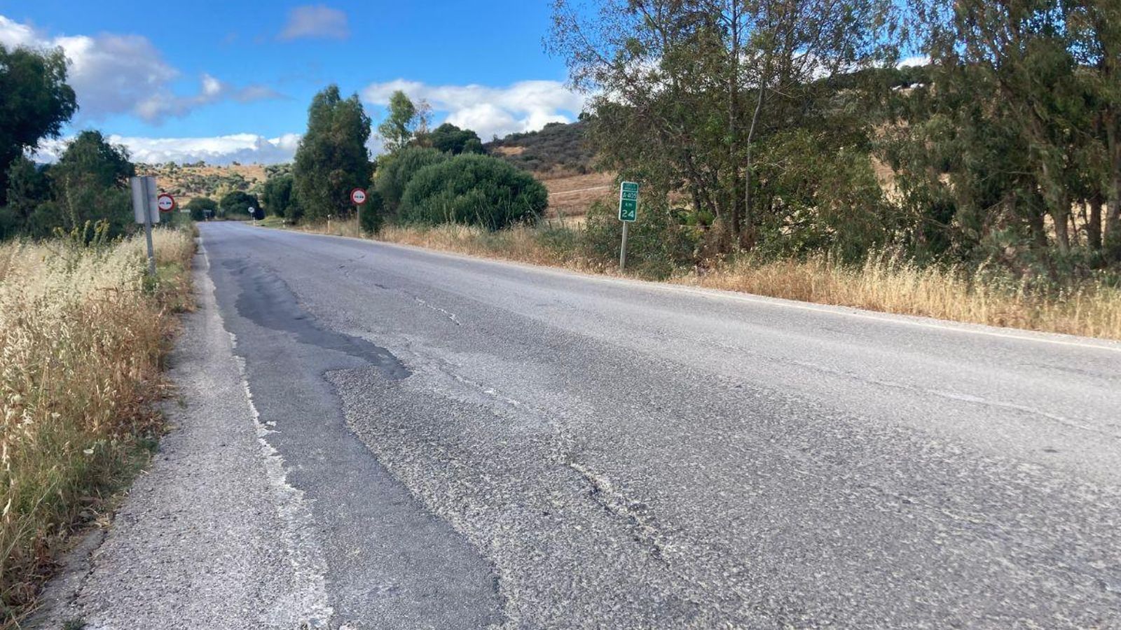 Firme en mal estado en uno de los tramos de la A-405 a su paso por Jimena Firme en mal estado en uno de los tramos de la A-405 a su paso por Jimena