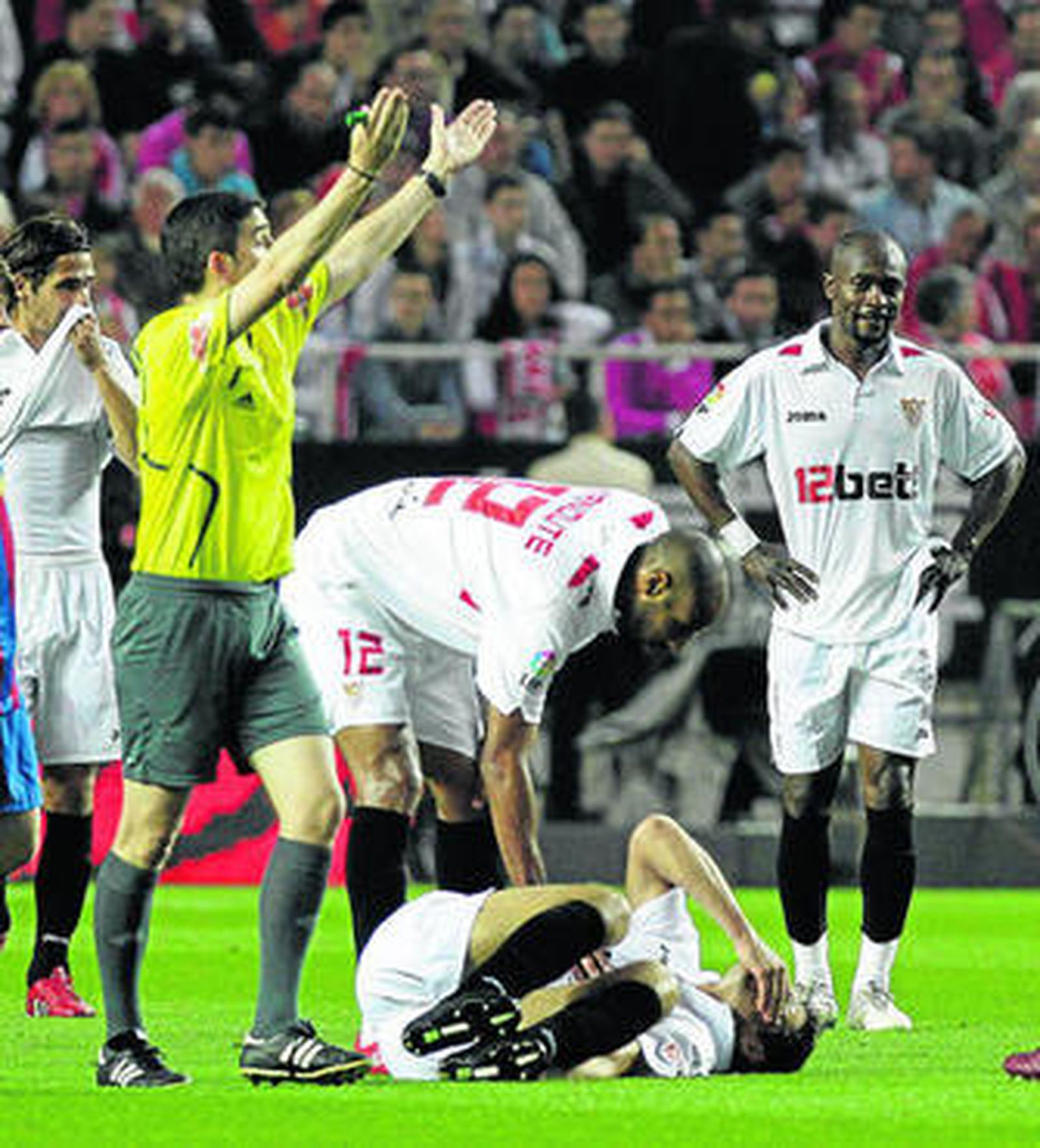 Kanoute se preocupa por Fazio, que sufrió un esguince de grado 2 en su tobillo izquierdo.