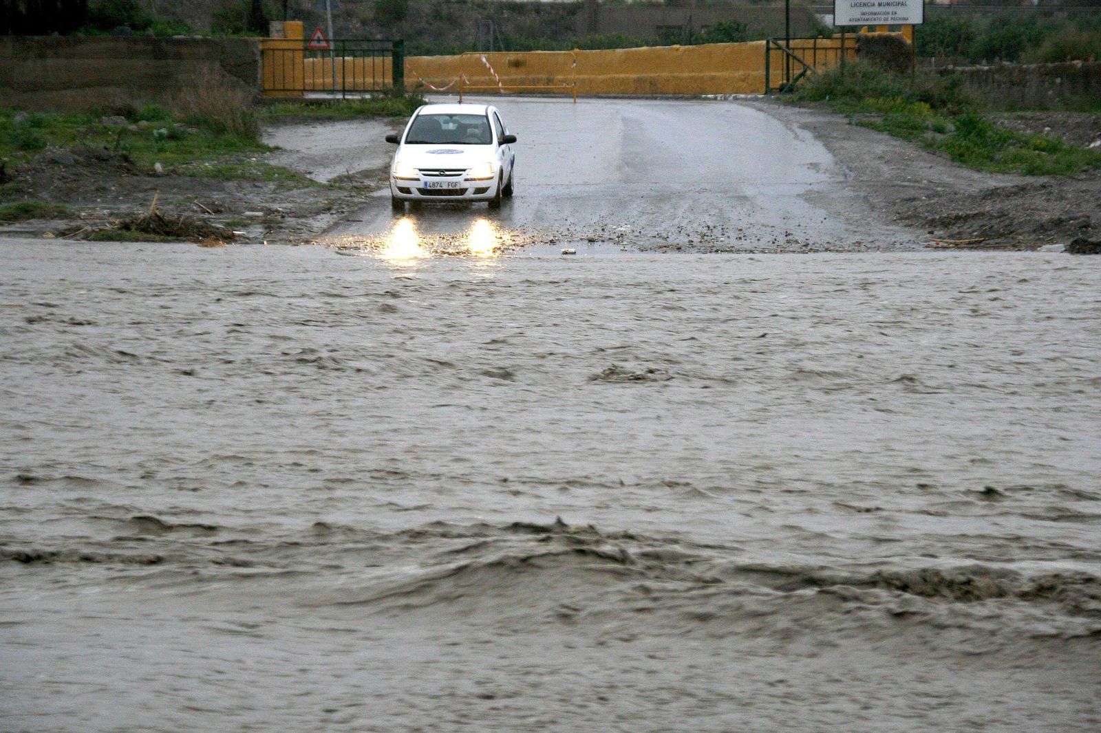 Carretera desde el Chuche hacia Pechina cortada por el gran caudal del río Andarax en 2010