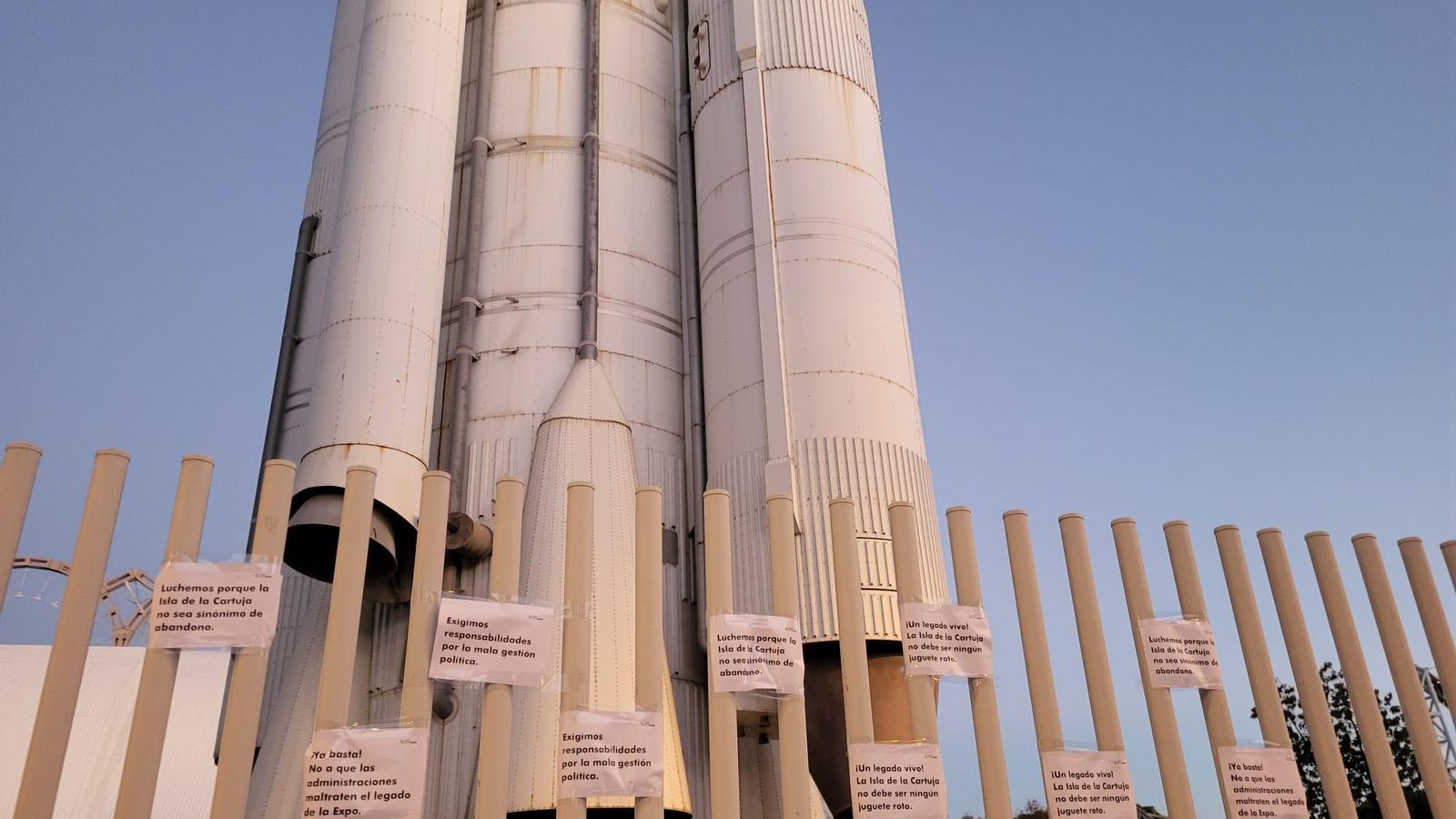 Una imagen de los carteles colocados en espacios emblemáticos.