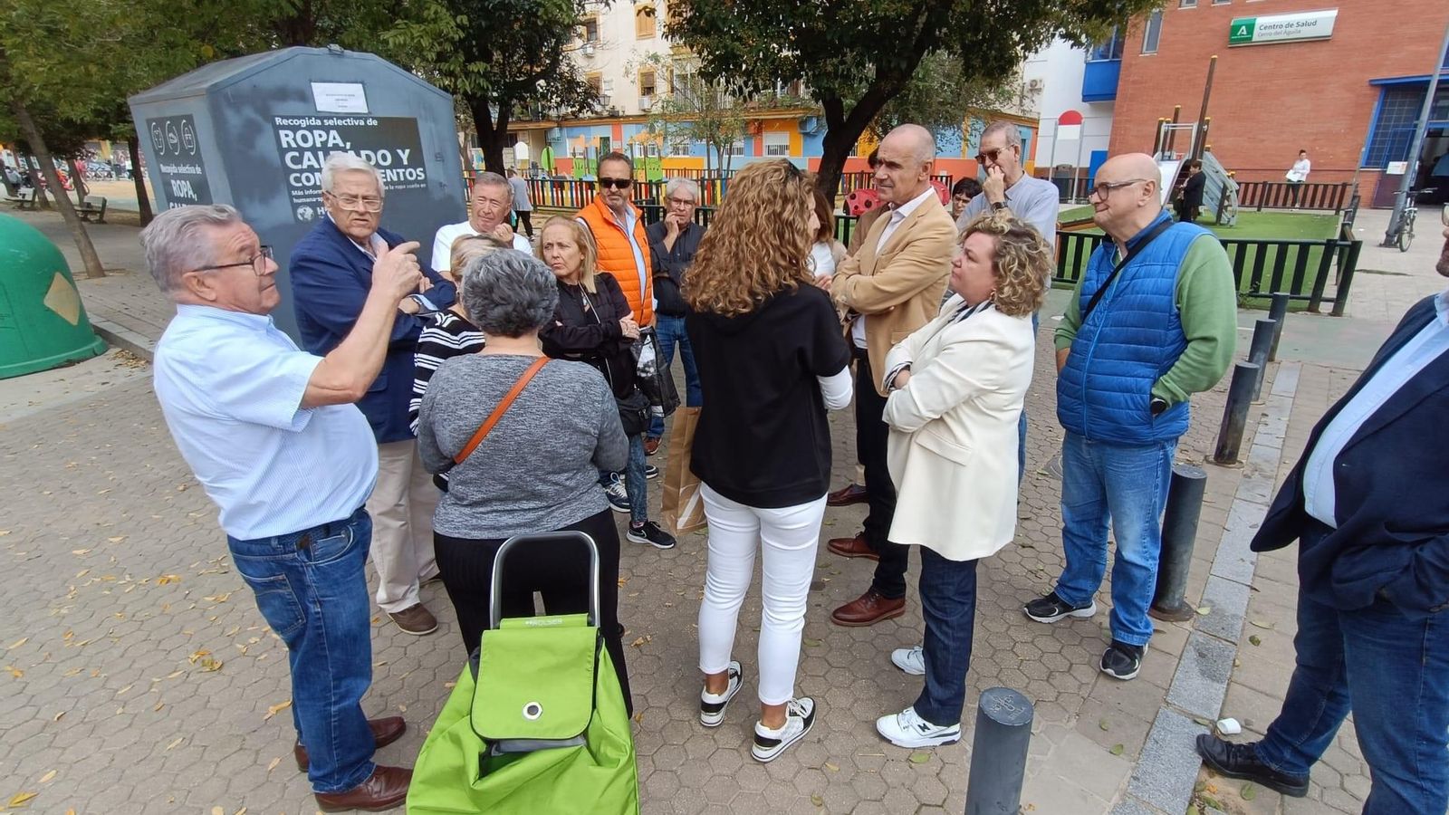 Otro momento de la reunión del PSOE municipal con los vecinos de Las Águilas.