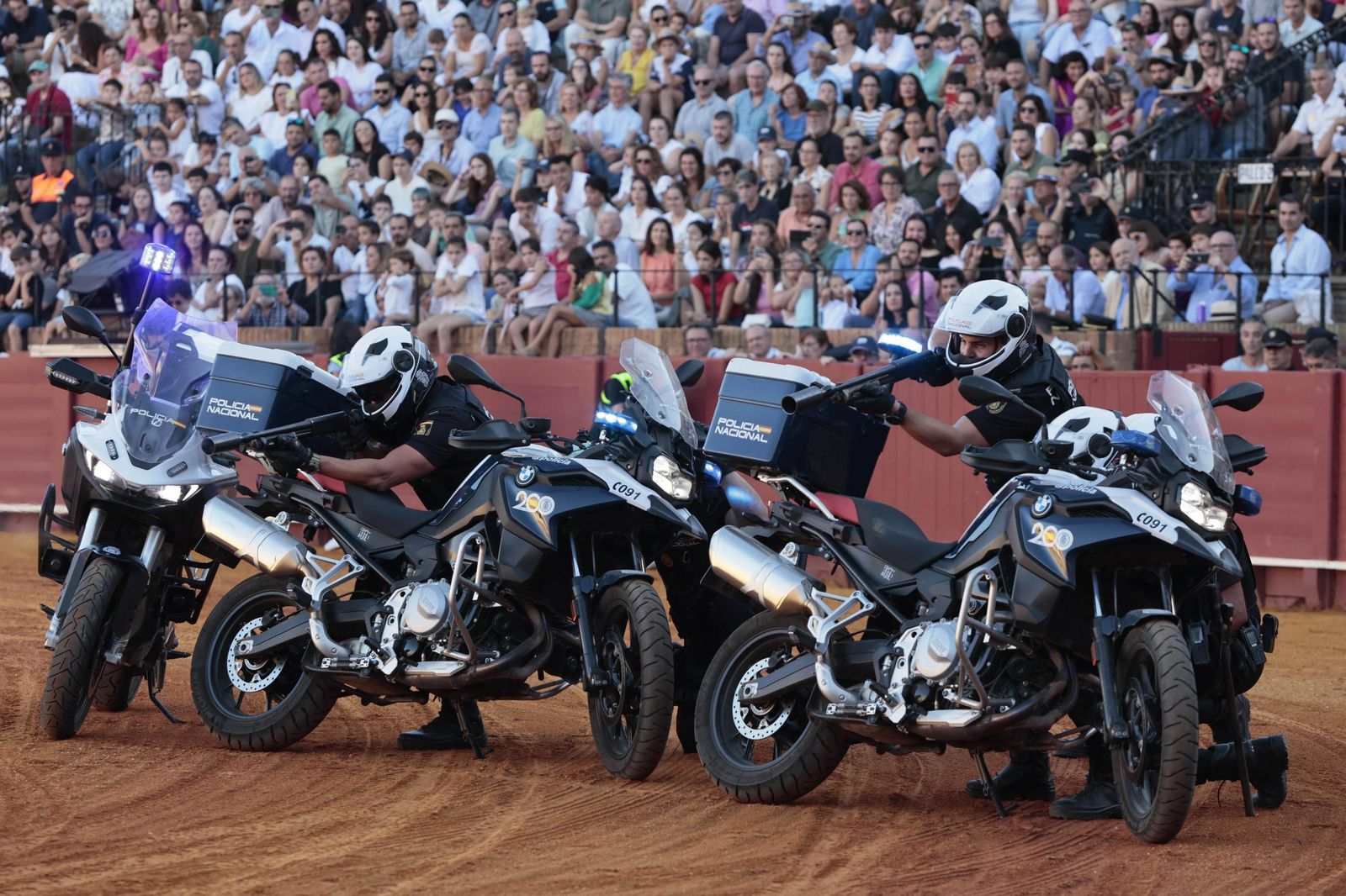 Las imágenes de la espectacular exhibición de la Policía Nacional en la Maestranza