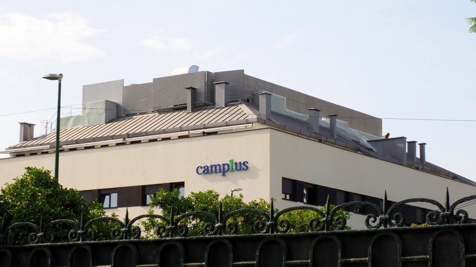 La residencia de la calle Tramontana con los 'bultos' en la cubierta.