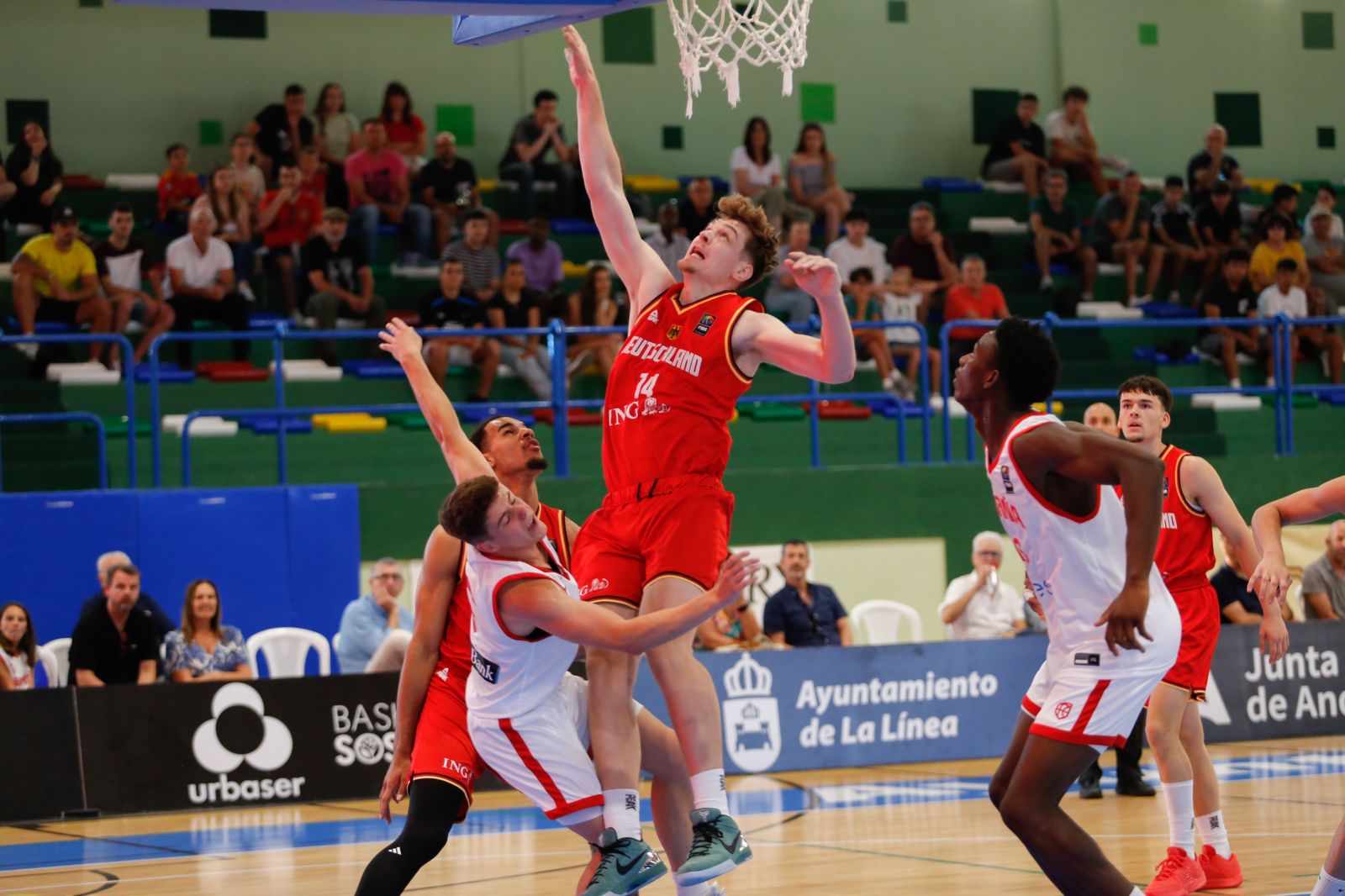 Las fotos de la primera jornada del torneo Internacional U20 de baloncesto de La Línea