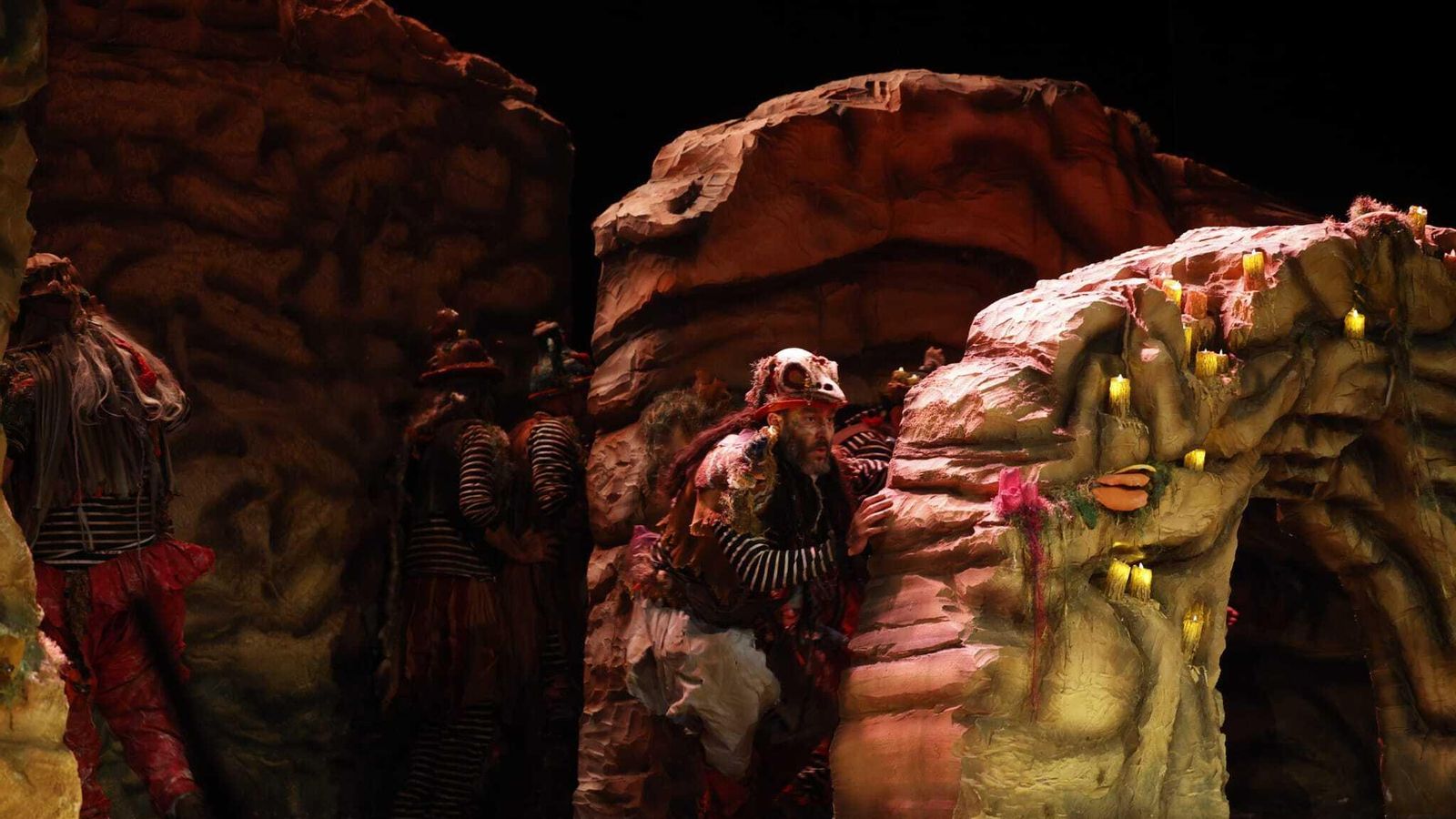 Jesús Rueda, Cateto, escondidos tras el muro de las galerías.