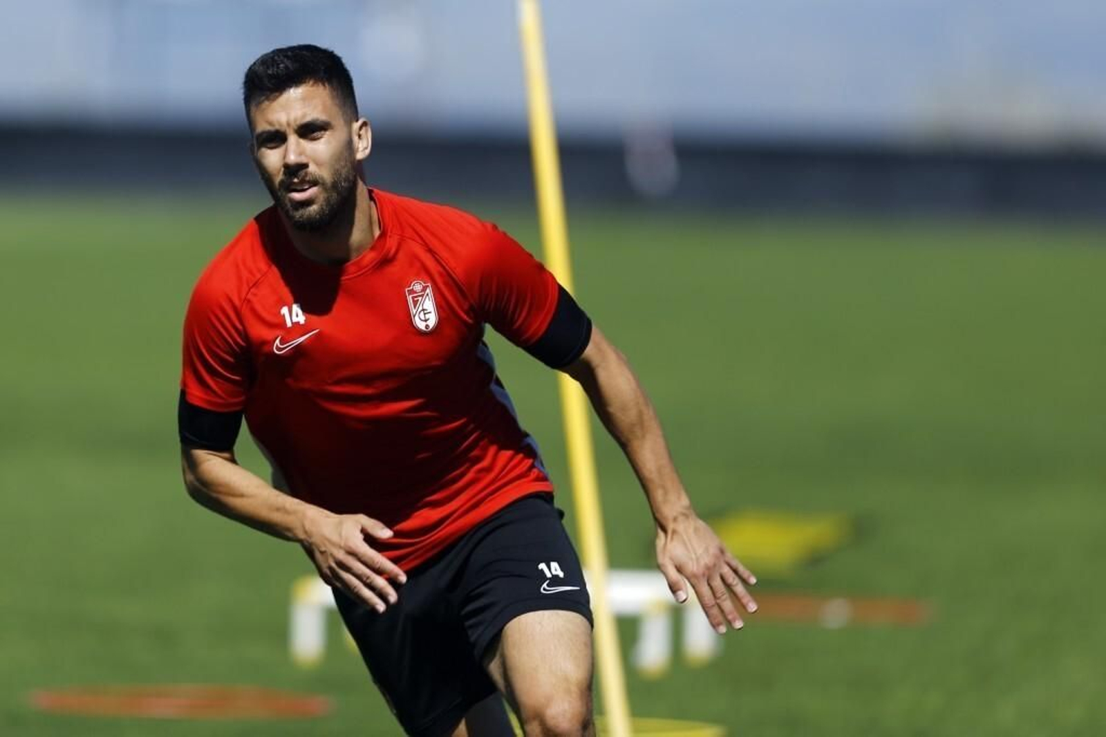 Fede Vico realiza un sprint en una sesión de entrenamiento de los rojiblancos. Fede Vico realiza un sprint en una sesión de entrenamiento de los rojiblancos.