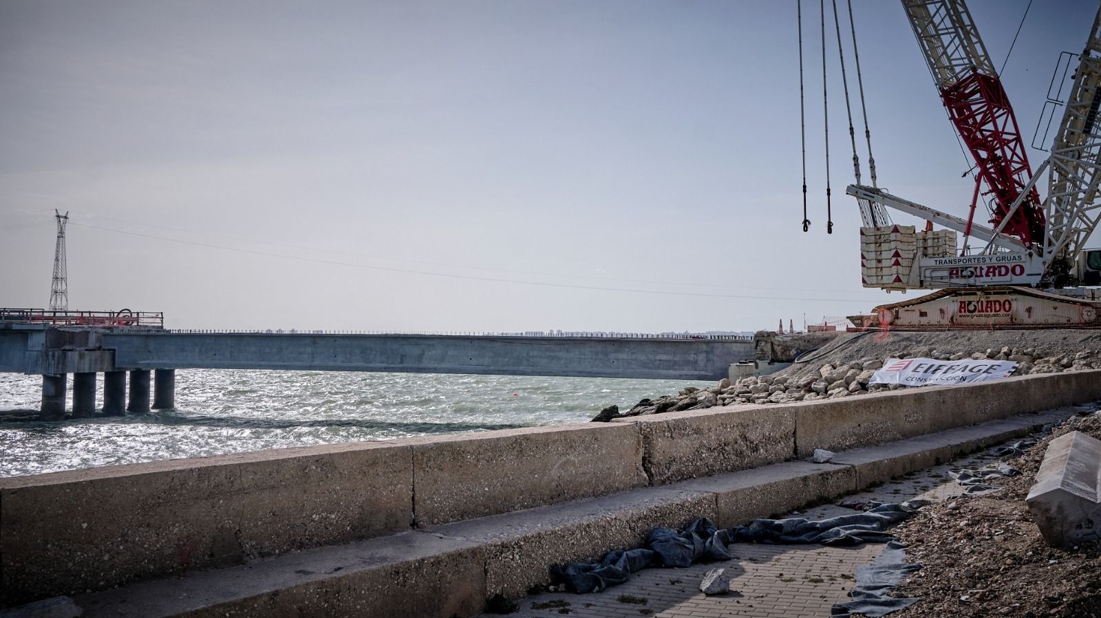 Imágenes de la colocación de una nueva viga sobre el vano 30 en el puente Carranza de Cádiz