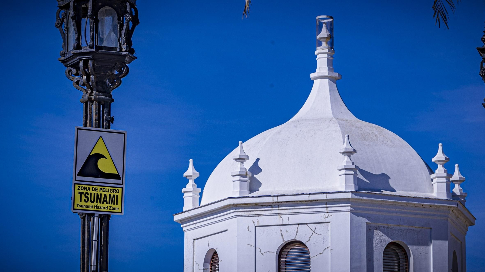 Una de las señales colocadas en el entorno de La Caleta que avisa del peligro de tsunami.