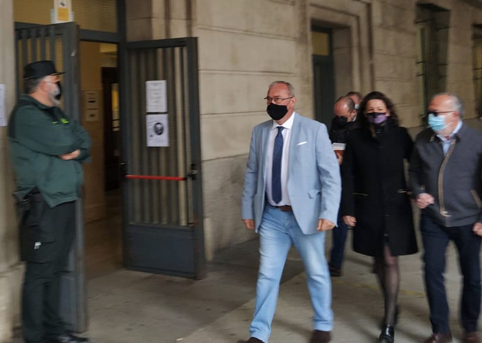 El alcalde (centro) llega a los juzgados del Prado