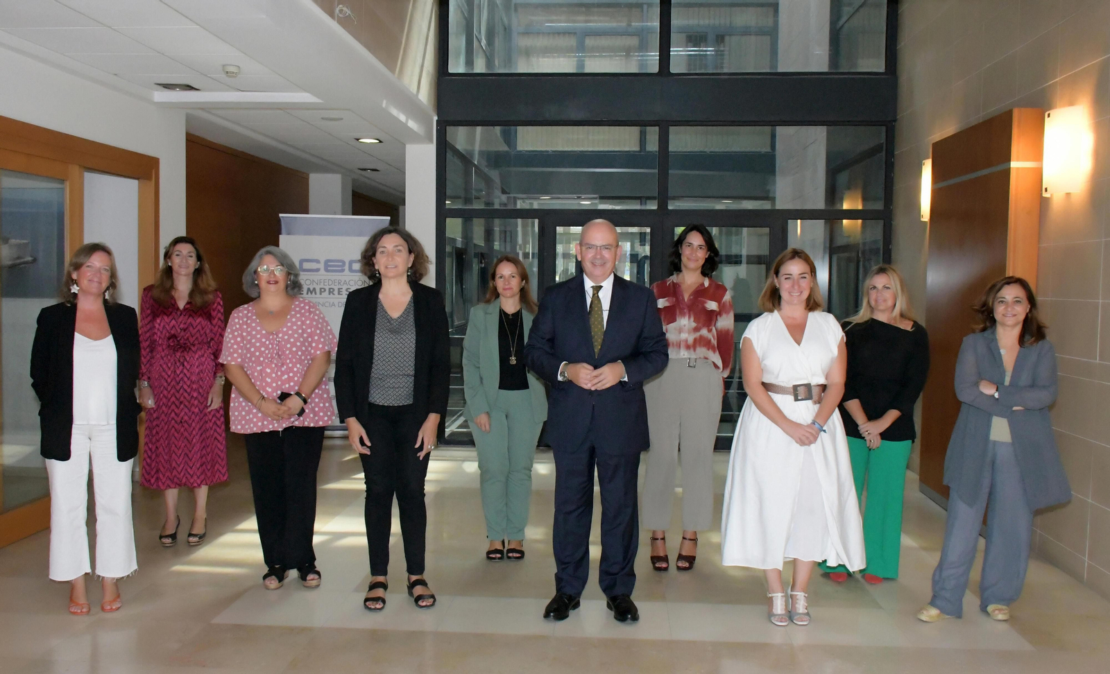 El presidente de la CEC, Javier Sánchez Rojas, con las nueve mujeres que forman parte del Comité Ejecutivo.