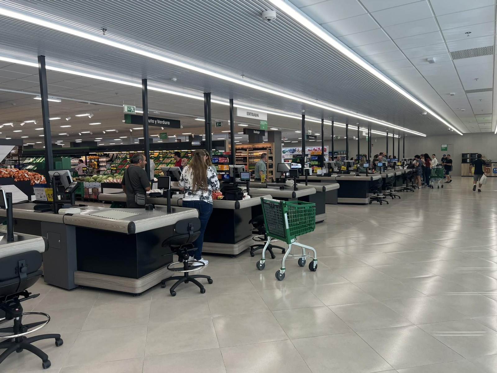Clientes en el nuevo Mercadona de Priego de Córdoba