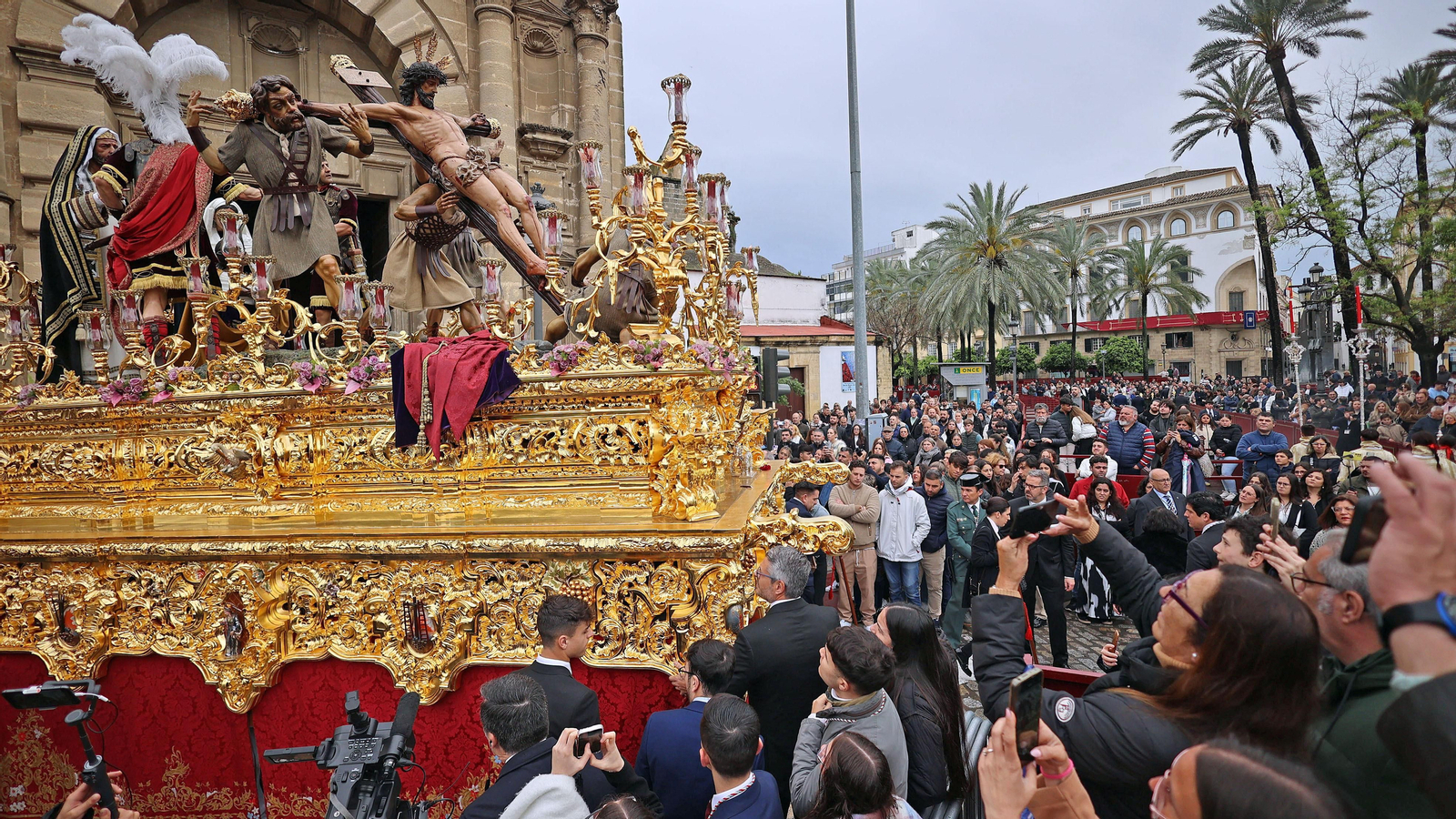 Las Viñas y El Cristo vuelven a sus templos