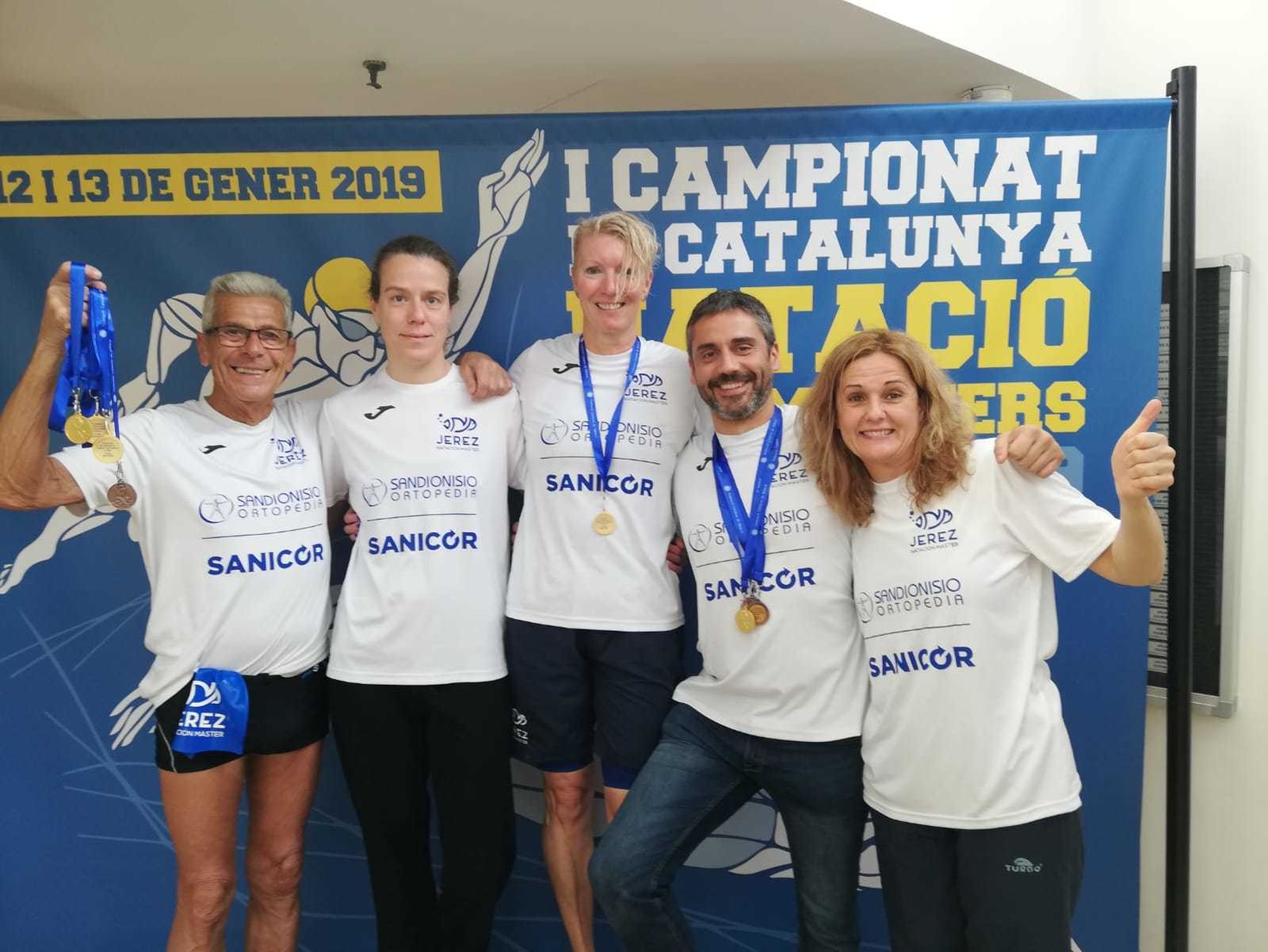 Toni Costa, Fátima Canseco, Ute Hasse, Joan de la Vega y Araceli Trujillo, nadadores del Jerez Máster en el Campeonato de Cataluña.