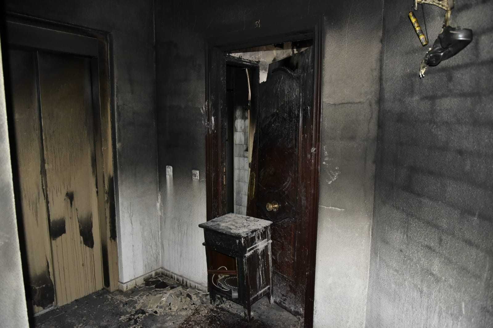 Una de las estancias del piso afectado por el incendio, totalmente calcinada.