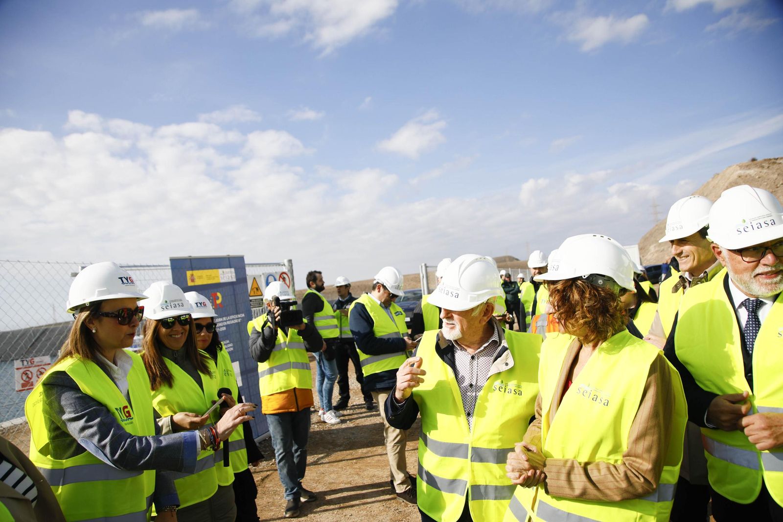 María Jesús Montero visita las obras de la balsa general de regulación de la Comarca de Usuarios Aguas de Níjar, en imágenes
