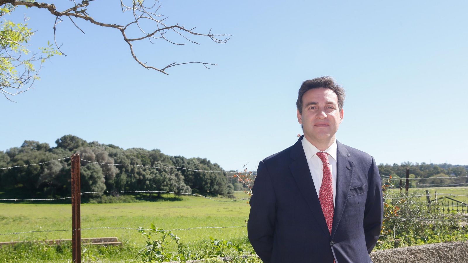 Luis Díez de Oñate, uno de los propietarios de Cortijo Grande de Guadarranque, frente a la finca que será reformada