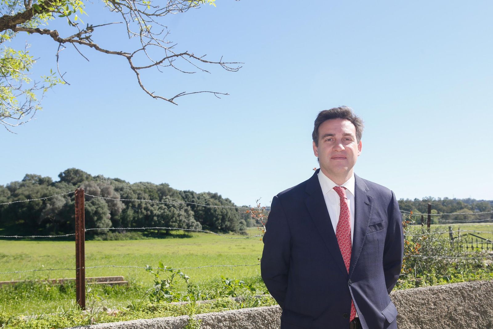 Luis Díez de Oñate, uno de los propietarios de Cortijo Grande de Guadarranque, frente a la finca que será reformada