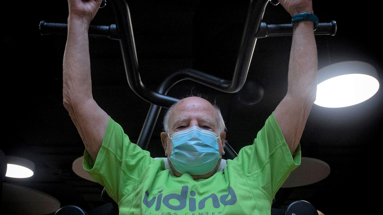 Ramón en otra de las máquinas que usa a diario.