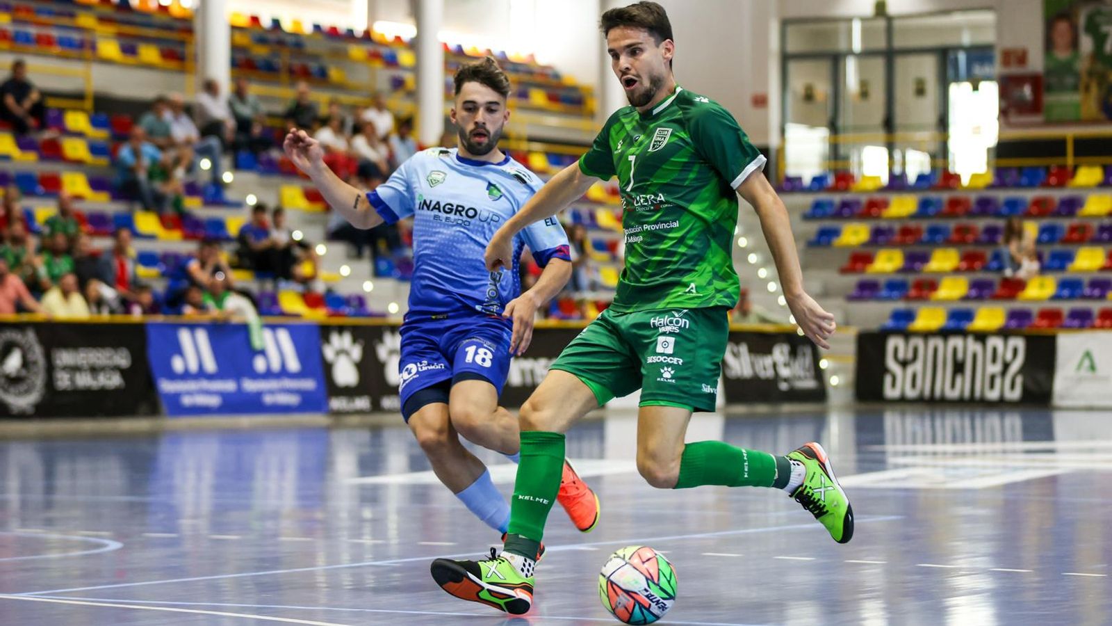 Alvarito prepara el disparo ante la oposición del celeste Cerviño.
