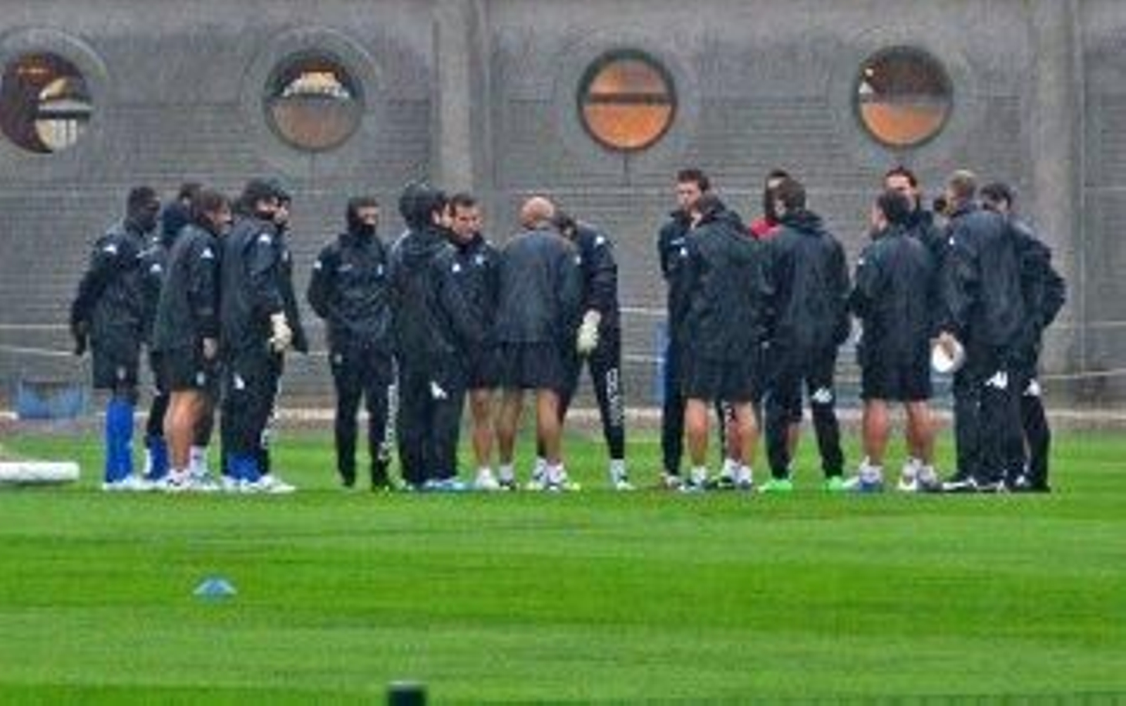 La lluvia acompaña al Xerez en el Anexo