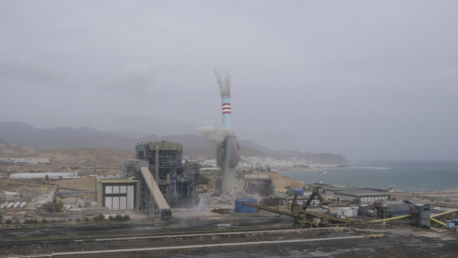 El derribo de la Torre Litoral de Endesa en Carboneras, en imágenes