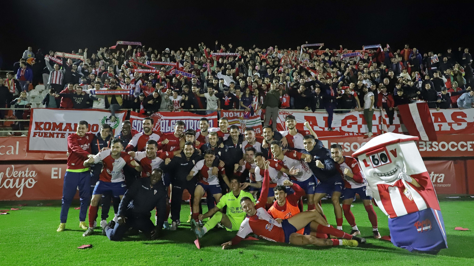 Los jugadores del Algeciras celebran el triunfo del Clásico.