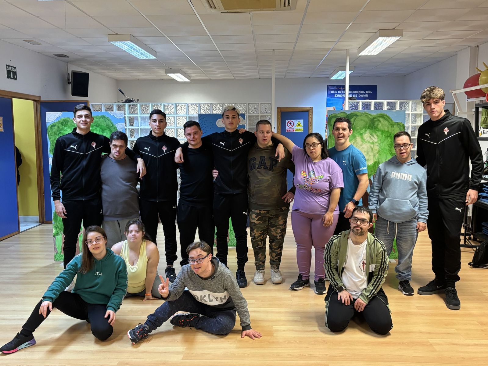 Los jugadores junto a los usuarios de Asalsido