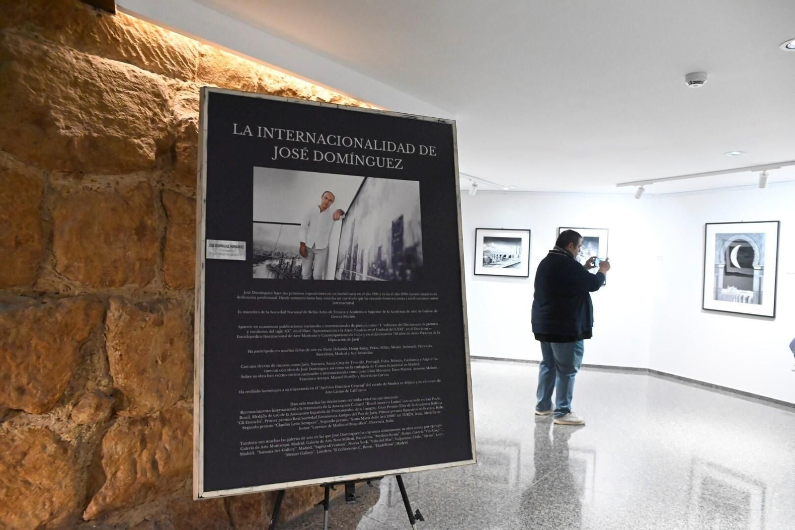 La exposición por los 40 años de trayectoria de José Domínguez en Cajasur, en imágenes