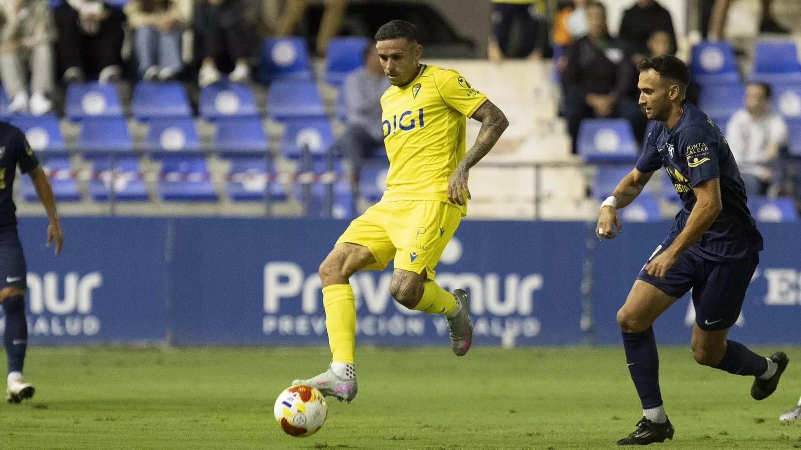 Roger Martí, en la cita contra el UCAM en la que hizo doblete para mantener vivo al Cádiz en el torneo.