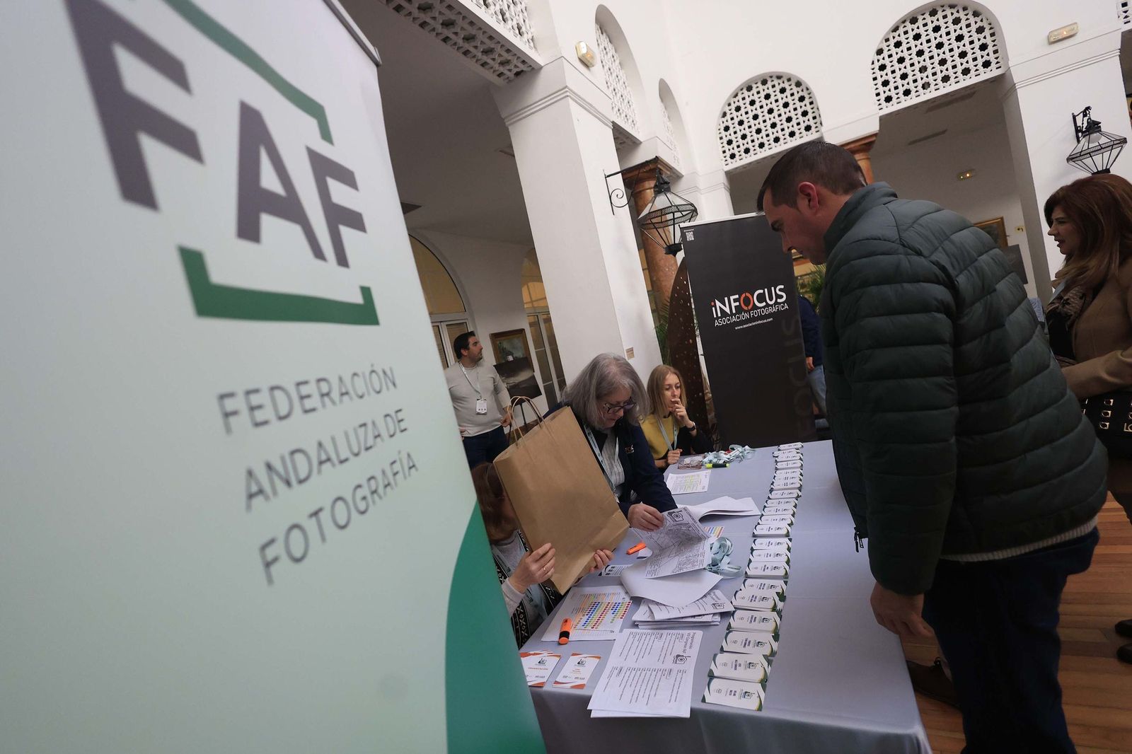 Fotos de las exposiciones "Testimonio de guerra" y "I Concurso Internacional de Fotografía Iulia Traducta" en el Congreso Andaluz de Fotografía en Algeciras