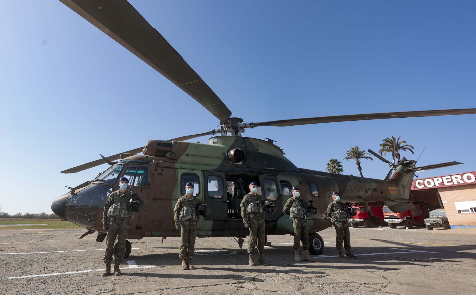 La visita de Margarita Robles a la Base del Copero en imágenes
