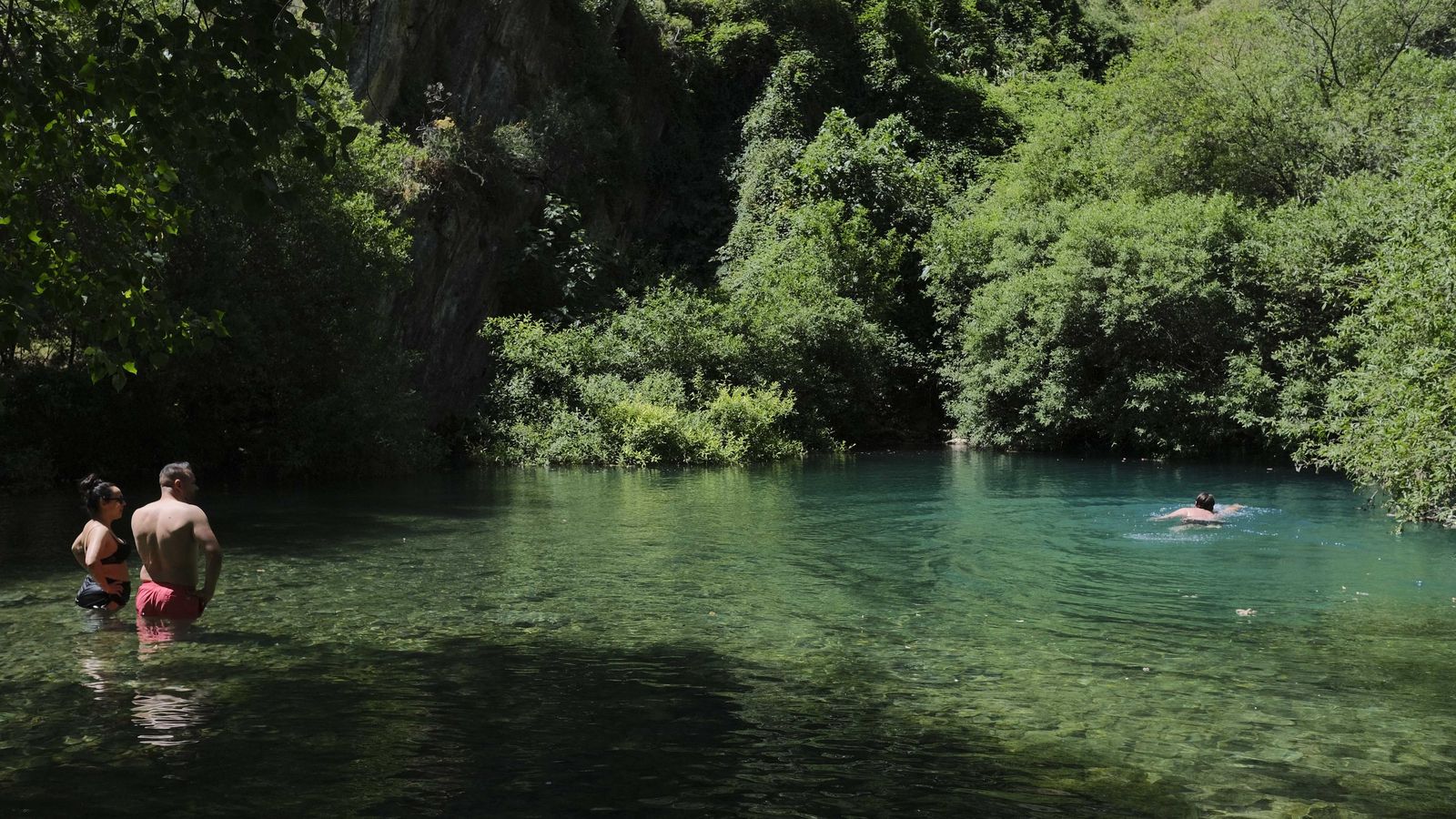 Lago situado en la entrada a la Cueva del Gato.