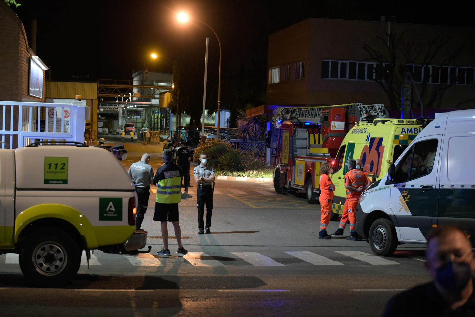 La deflagración registrada en una fábrica de perfumes de Armilla, en imágenes