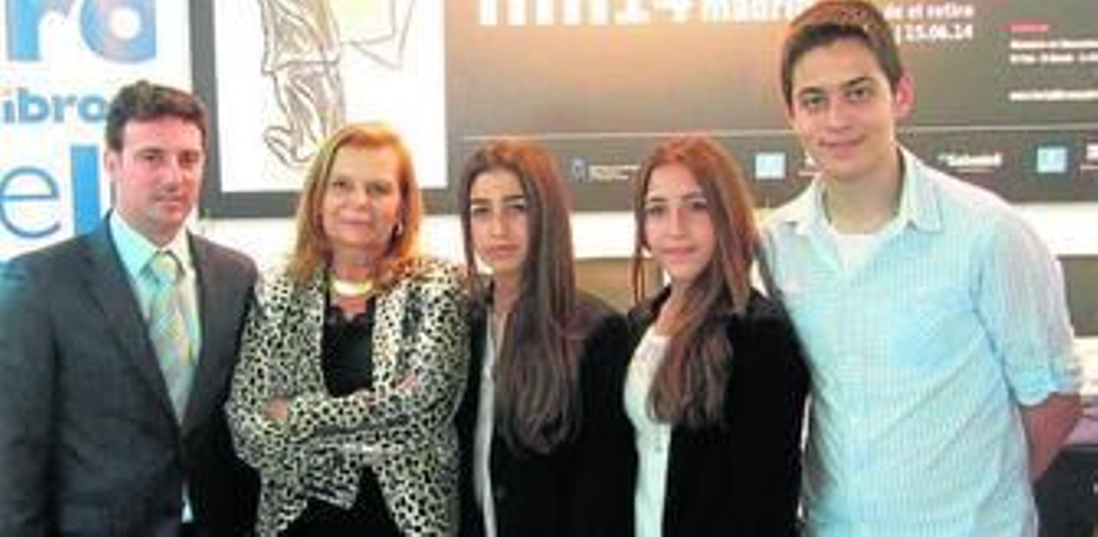 El equipo de investigación del IES Almunia, en Madrid con la académica Carme Riera.
