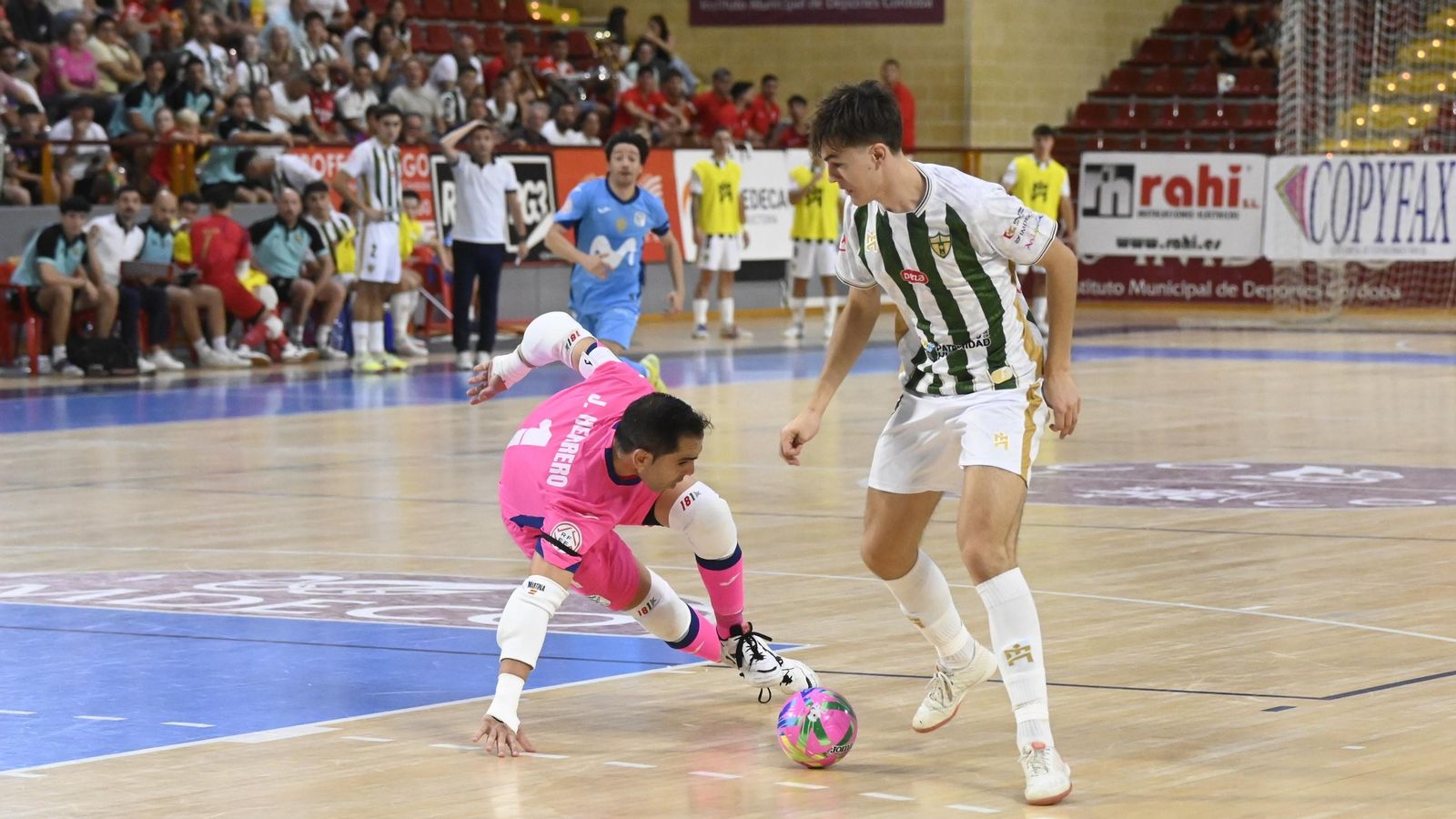 Aranda, del Córdoba Futsal, deja atrás al meta del Movistar Inter, Jesús Herrero.
