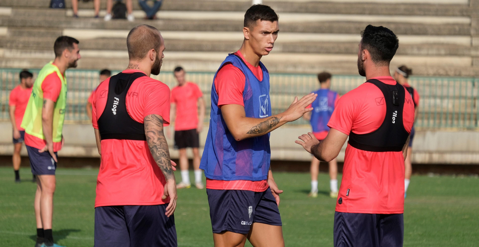 Adrián Fuentes habla con Puga, en presencia de Sergio Benito, en un entrenamiento del Córdoba CF.