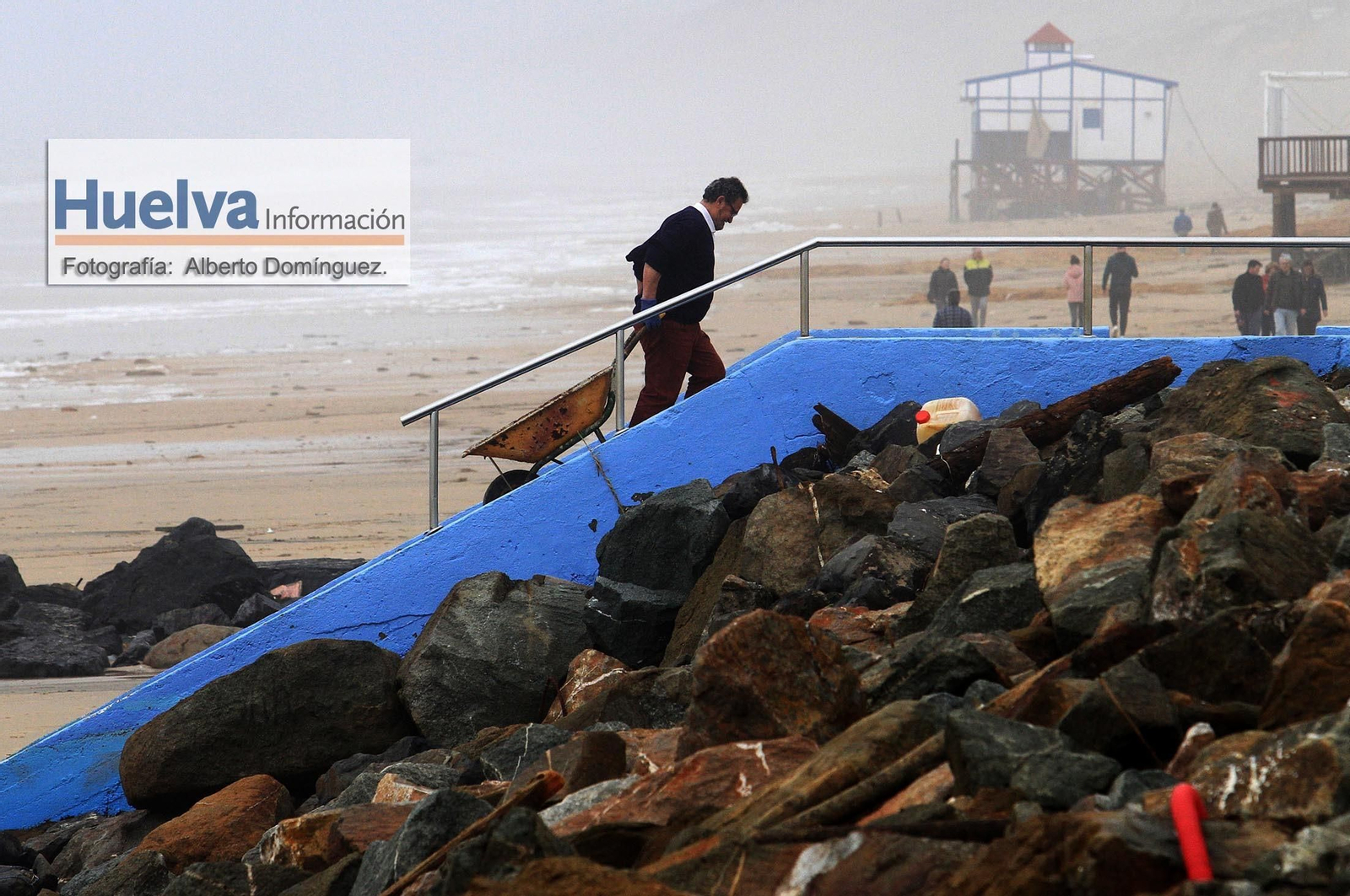 Imágenes del temporal de viento y lluvia en la playa de Matalascañas