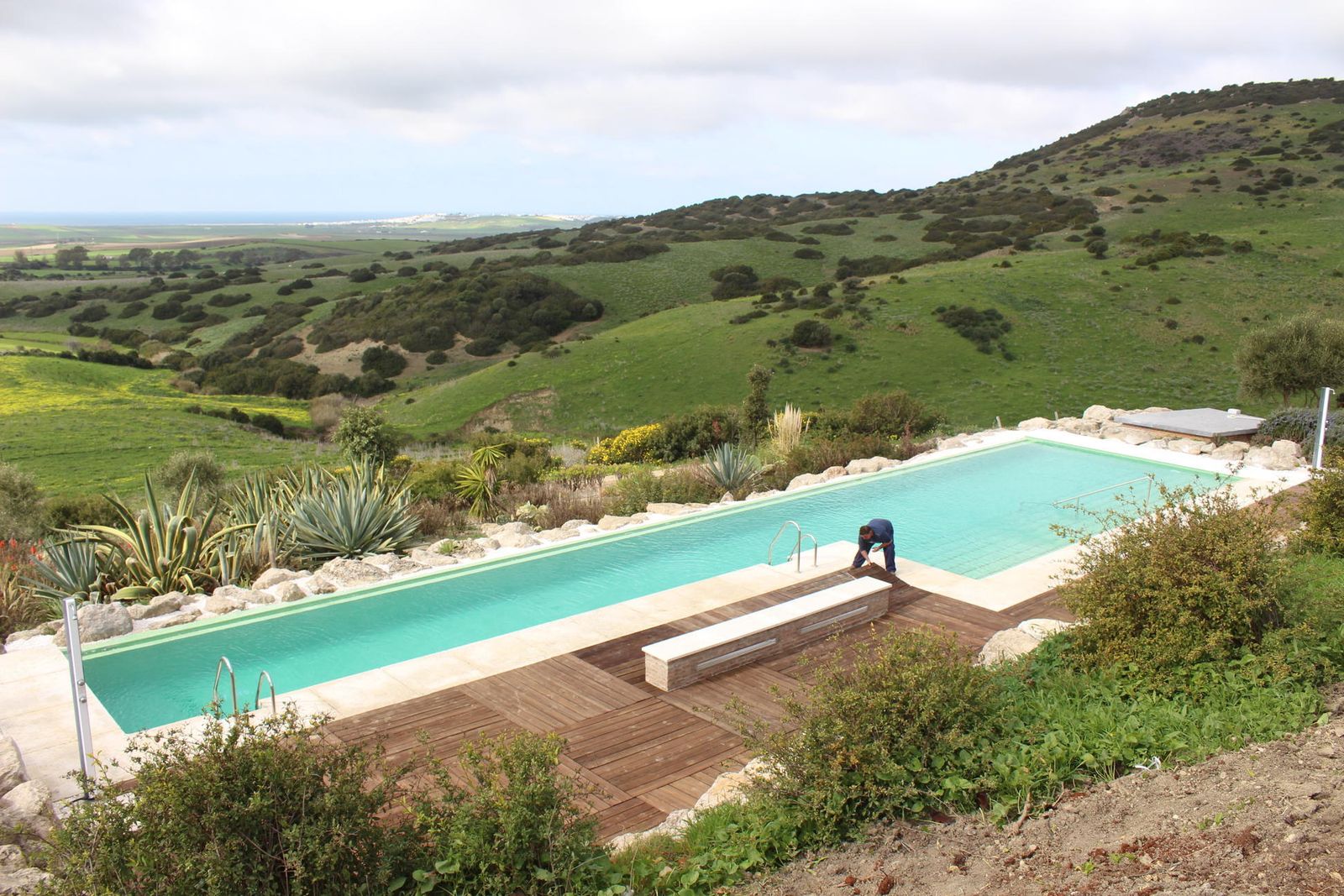 El alojamiento, ubicado en La Muela, cuenta con una piscina infinita con vistas espectaculares.