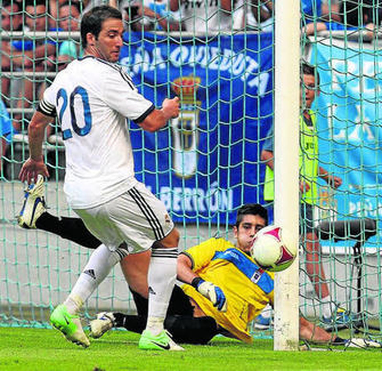 Higuaín intenta rematar ante Dani Barrio.