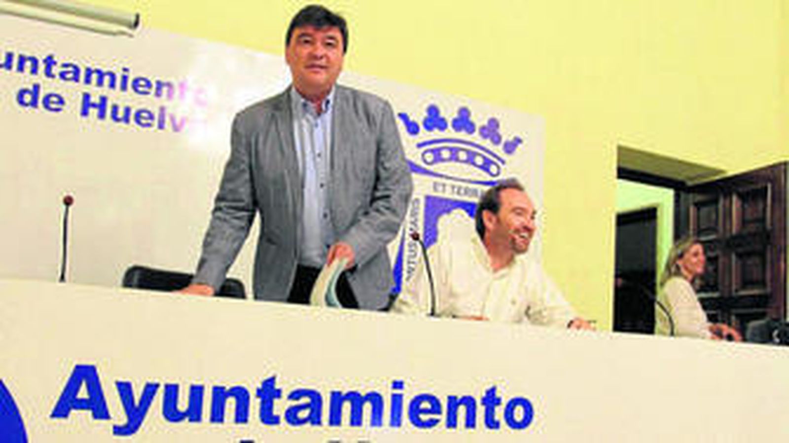 Gabriel Cruz y José Fernández, ayer, en la sala de prensa del Consistorio.