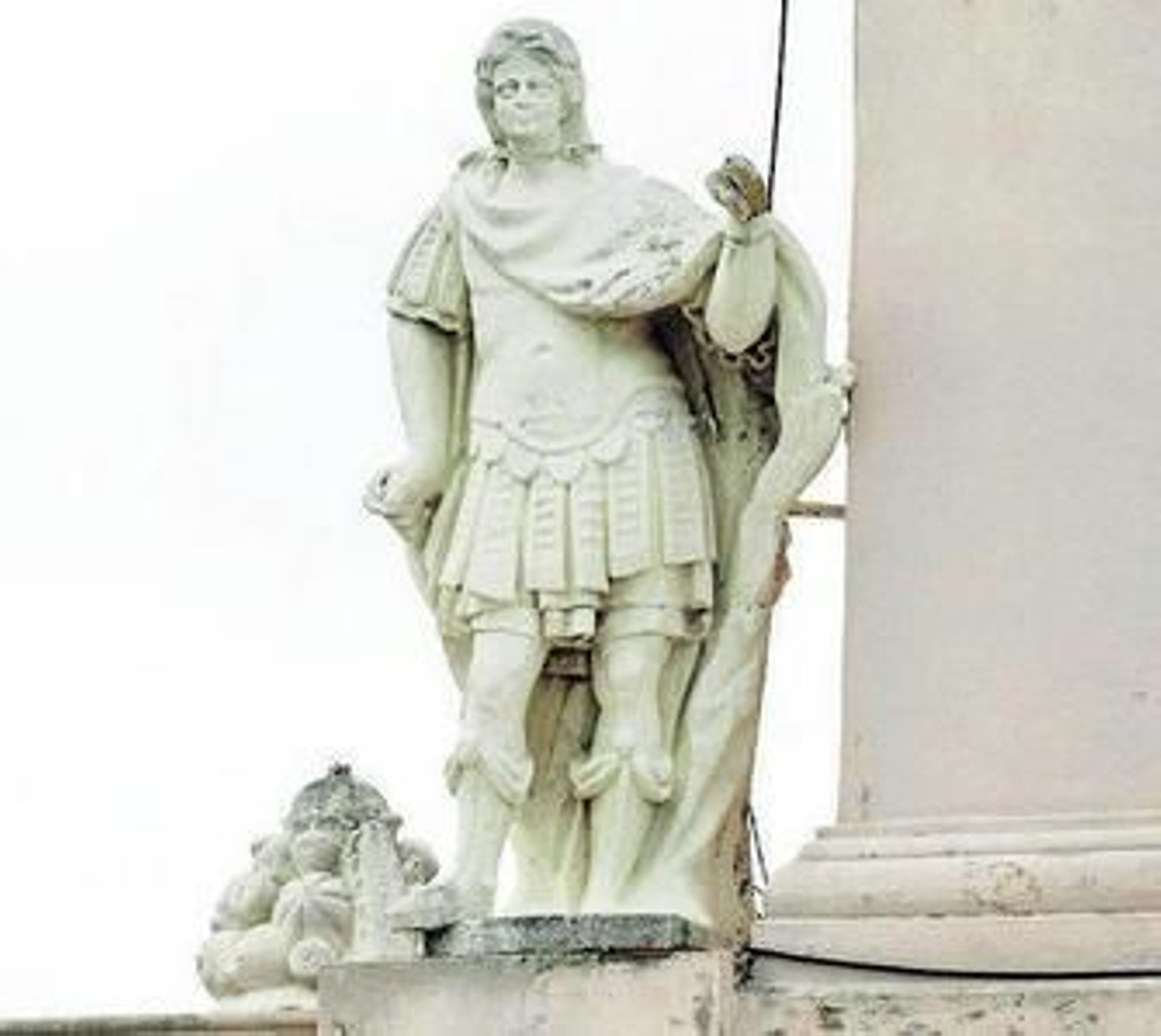 En las dos imágenes de arriba, los patronos del Ayuntamiento. Abajo, los de las Puertas de Tierra.