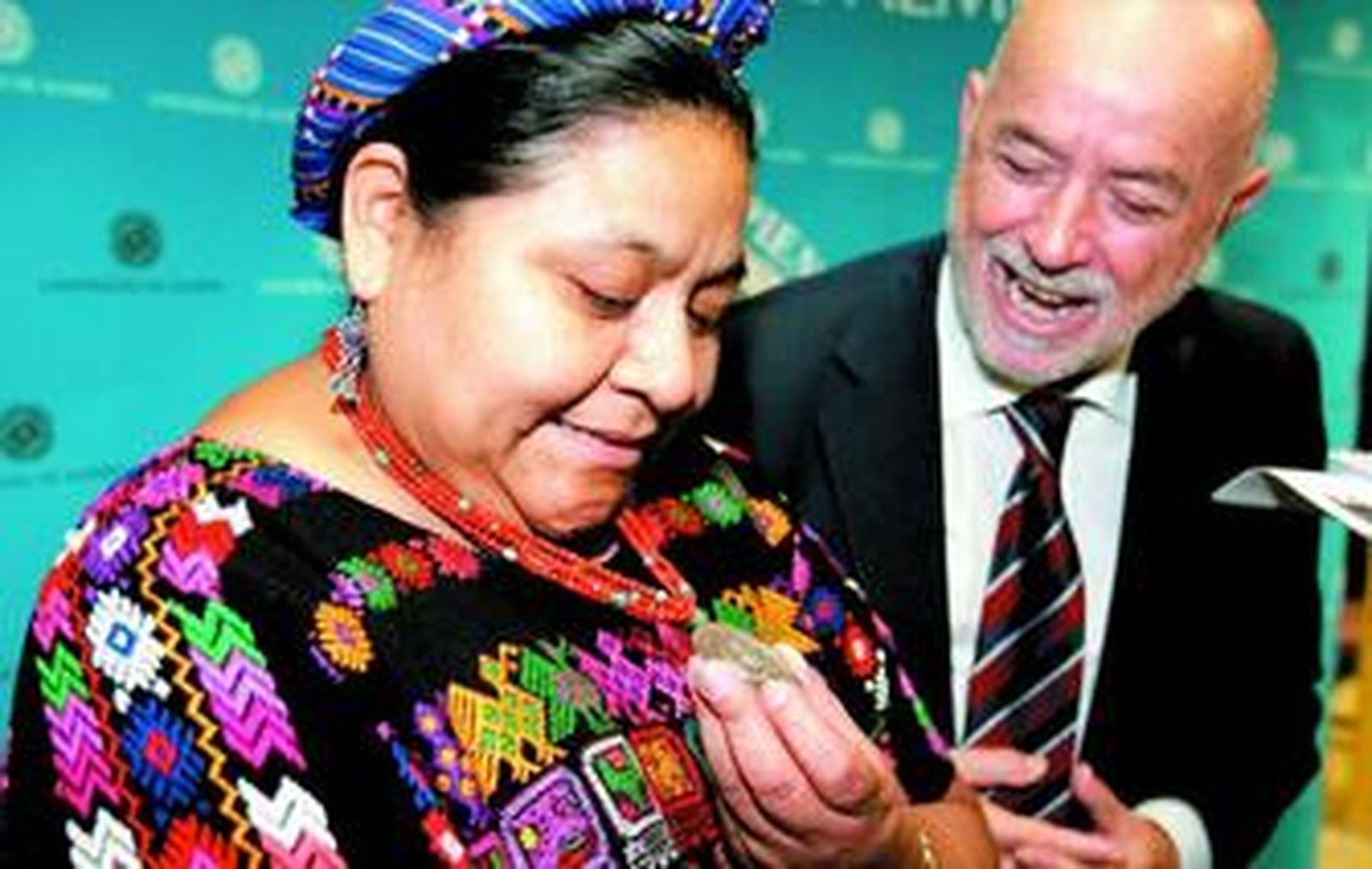 El momento en el que Menchú recibe la Medalla de Oro a cargo del rector.