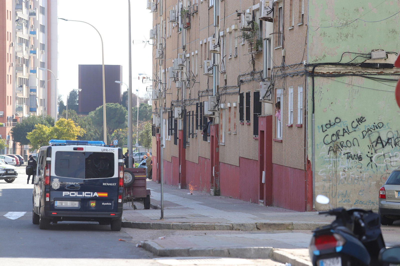 Imágenes del atrincherado que amenazaba con hacer estallar una bombona en el Torrejón, Huelva
