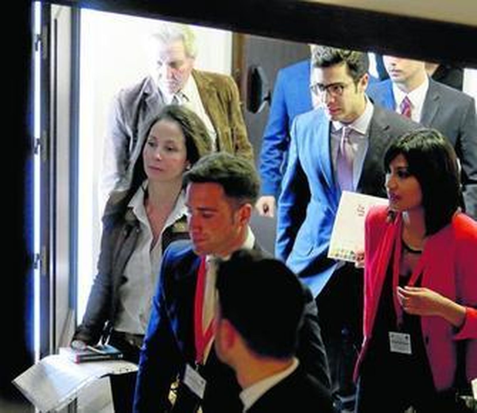 La juez Alaya, entrando ayer en el salón de actos de Derecho con miembros de la Delegación de Alumnos.