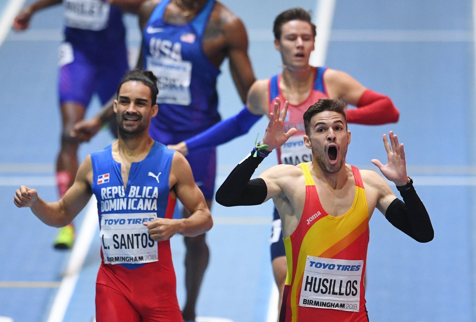 Óscar Husillo gesticula al entrar en la línea de meta por delante Santos antes de que antes fueran descalificados.