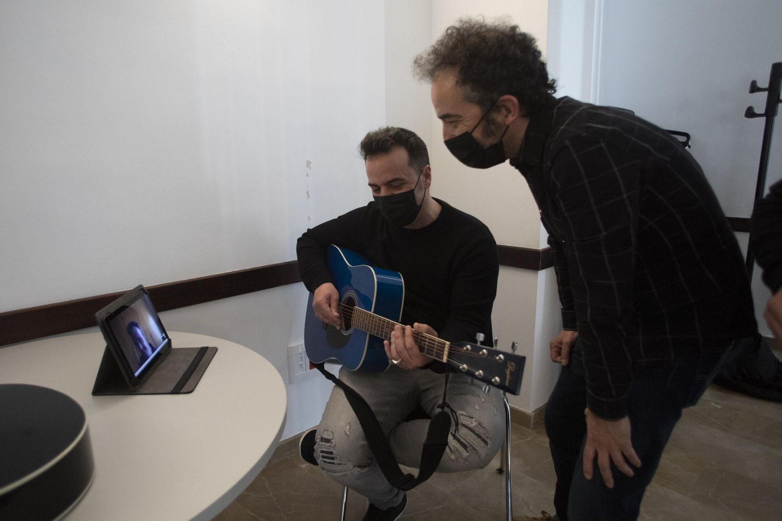 Fotos: Popi y Quini Almendros enseñan música a los jóvenes de la Asociación Homo Sapiens